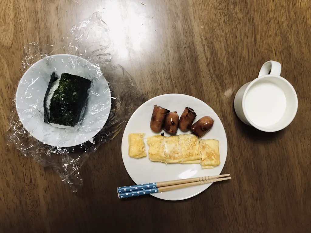 おにぎりと卵焼きにウインナー、あと牛乳 おにぎりと卵焼きにウインナー、あと牛乳